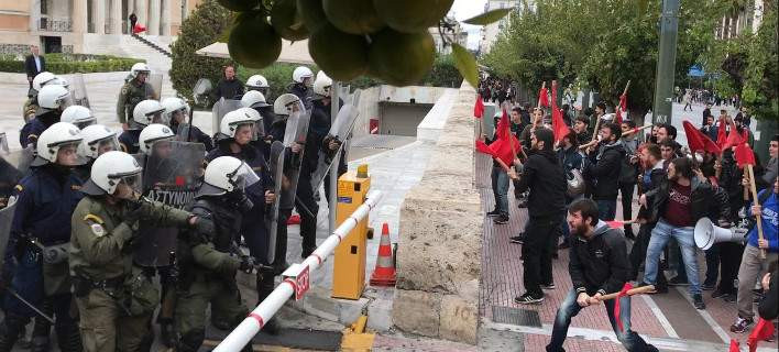 Ενταση και χημικά έξω από τη Βουλή -Φοιτητές προσπάθησαν να μπουν στο προαύλιο [βίντεο]